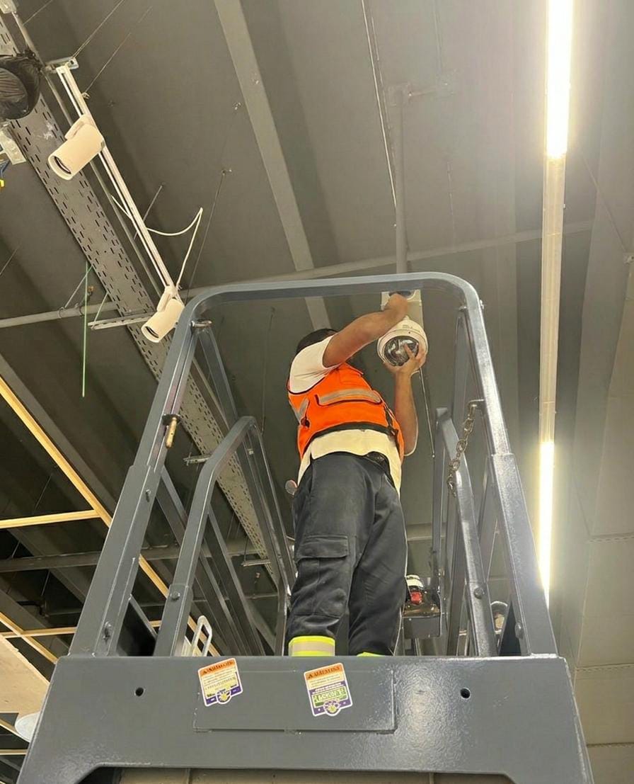 Técnico instalando cámaras de seguridad